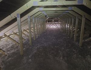 Zateplení stropu novostavby bungalovu pomocí foukané izolace